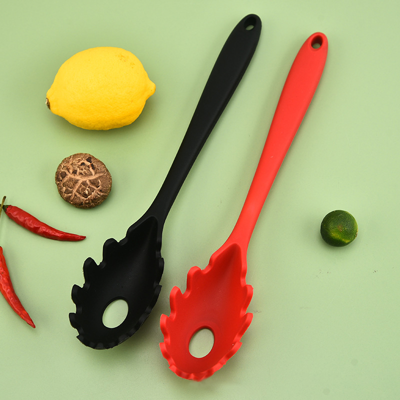 Kitchen Gadgets Pasta - ทัพพีตักเส้นสปาเก็ตตี้ด้ามยาว 28 ซม. ทำจากซิลิโคน พร้อมรูกรองน้ำ ใช้สำหรับเสิร์ฟเส้นพาสต้าและอาหารอื่นๆ